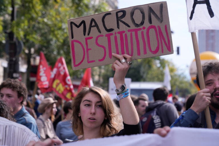 Grève du 2 octobre: des manifestations partout en France, mais une mobilisation en baisse. (AP/Michel Euler)