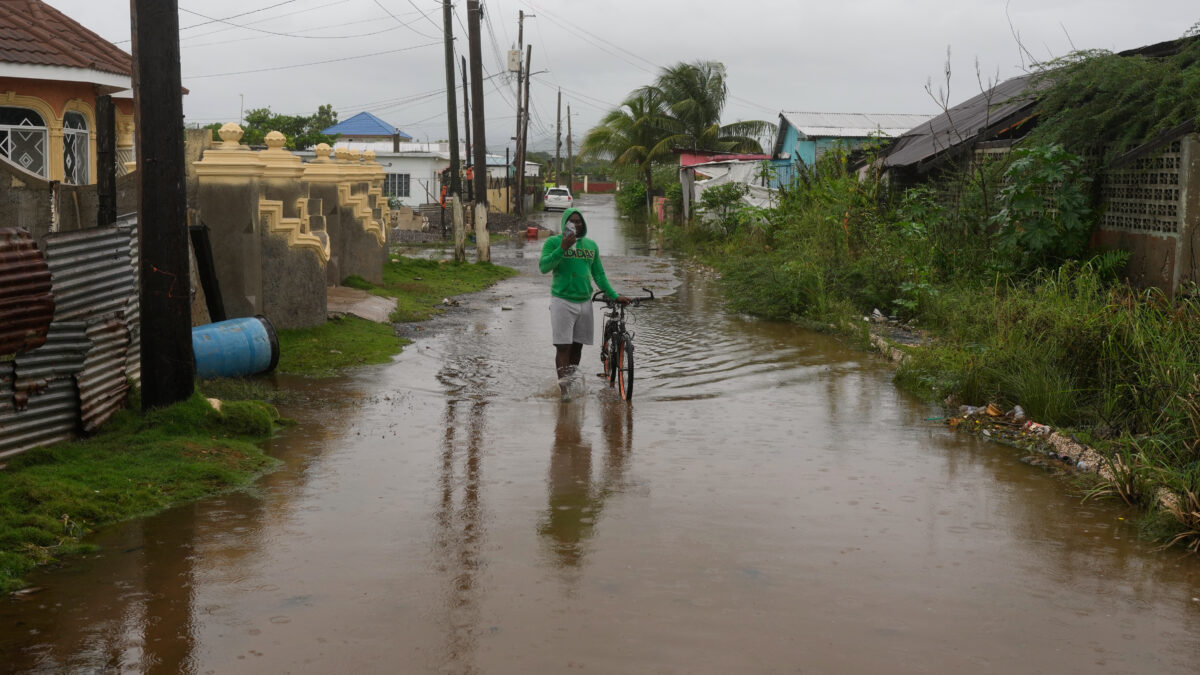 Ouragan Melissa : la Jamaïque face à un phénomène historique et dévastateur. Des vagues hautes et destructrices attendues. (AP/Matias Delacroix)