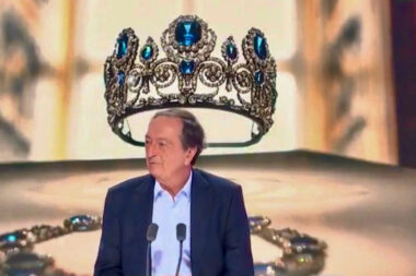 Insolite - Michel-Édouard Leclerc tourne en dérision une image de lui affublé d’une couronne sur France Info