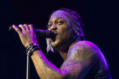Mort du chanteur D'Angelo. Icône de la soul aux États-Unis, il a été emporté à 51 ans par un cancer du pancréas