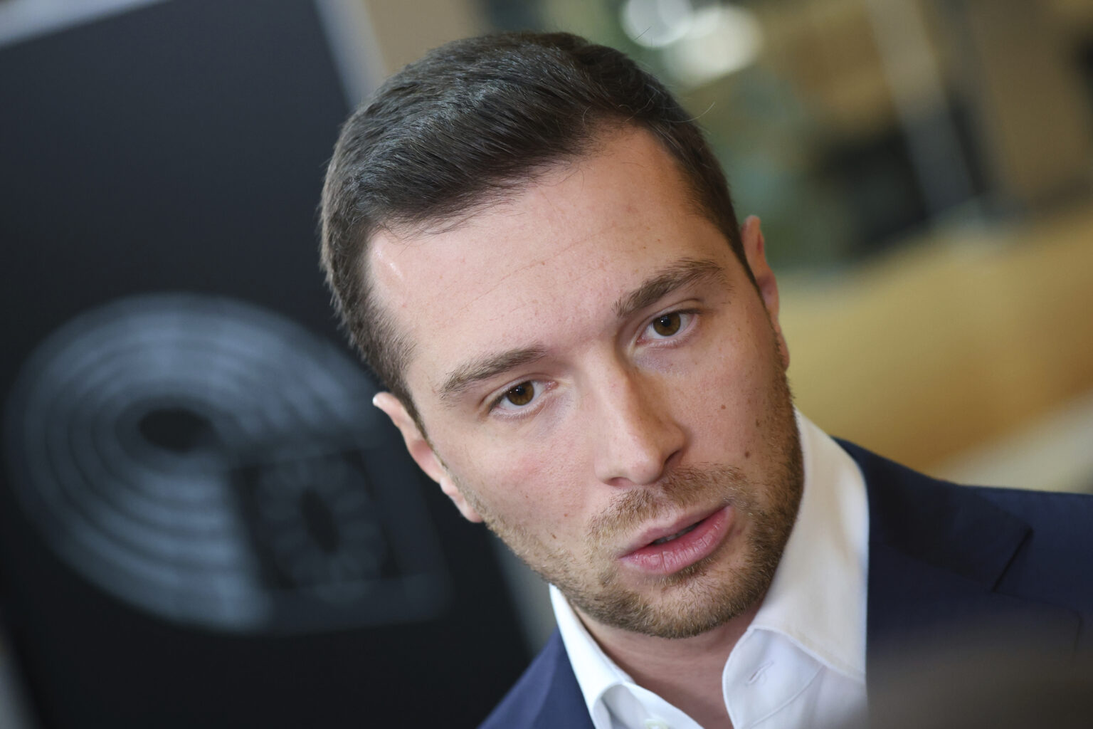 Jordan Bardella : "Je veux devenir Premier ministre pour changer le quotidien des Français, pour contrôler l'immigration et lutter contre l'insécurité." (AP/Antonin Utz)