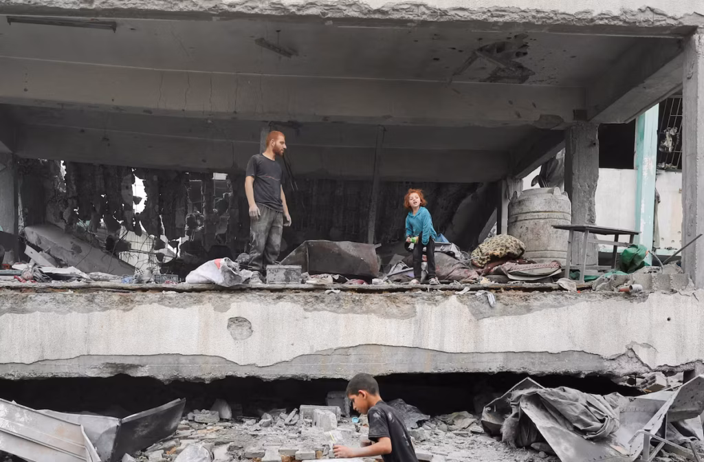 Trump exhorte Israël à cesser ses bombardements à Gaza, estimant que le Hamas est prêt pour la paix (AP)