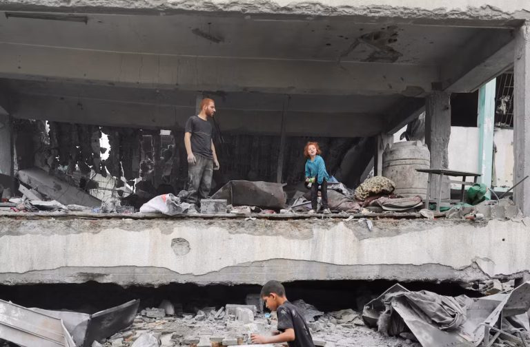 Trump exhorte Israël à cesser ses bombardements à Gaza, estimant que le Hamas est prêt pour la paix (AP)