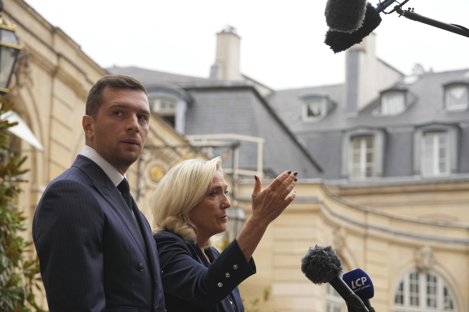 Marine Le Pen et Jordan Bardella refusent l’invitation de Sébastien Lecornu à Matignon. (AP/Thibault Camus)