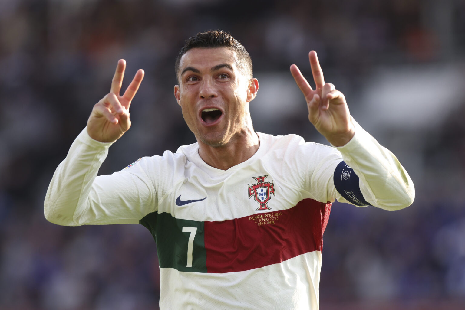 Cristiano Ronaldo devient le premier footballeur milliardaire. (AP/Árni Torfason)