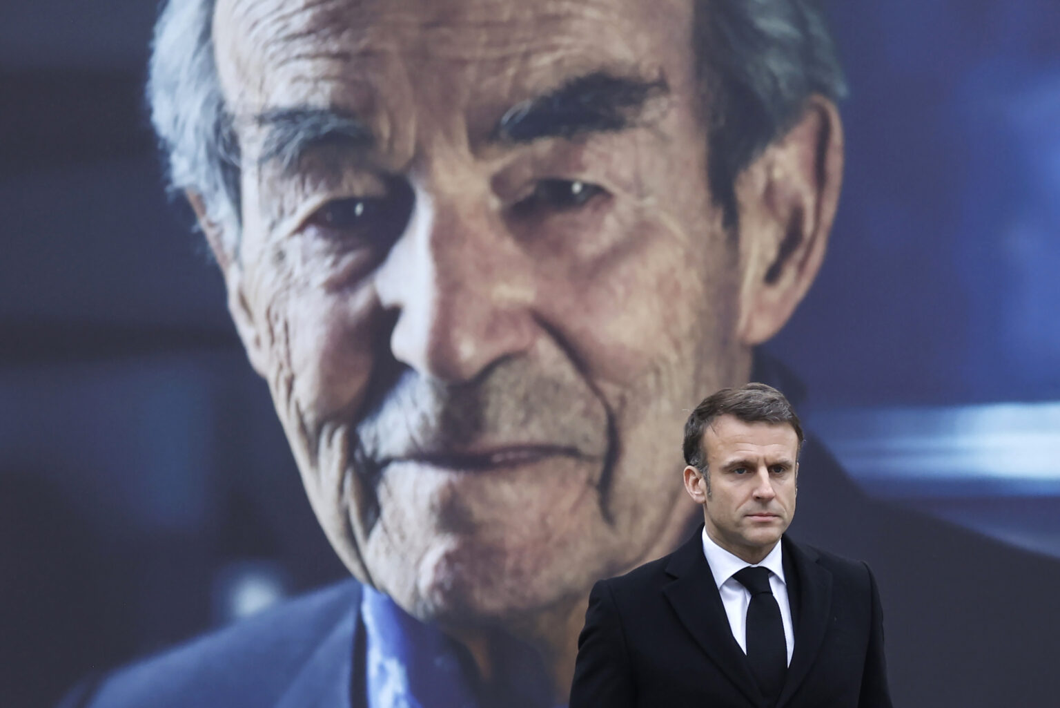 La tombe de Robert Badinter vandalisée le jour de son entrée symbolique au Panthéon. (AP/Ludovic Marin)