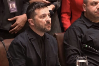 Vidéo insolite - Trump à Zelensky: «Vous êtes très beau avec cette veste !» En pleine réunion pour la paix, le président américain complimente son homologue ukrainien ￼