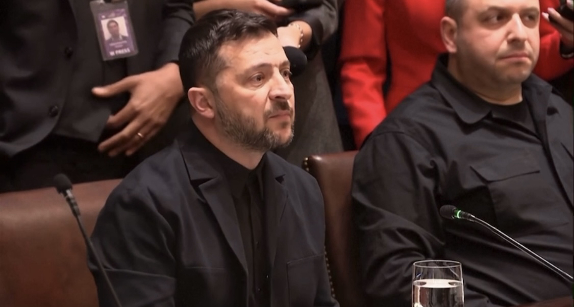 Vidéo insolite – Trump complimente Zelensky sur sa veste, alors que le président ukrainien vient de le remercier de ses efforts pour la paix. (AP)