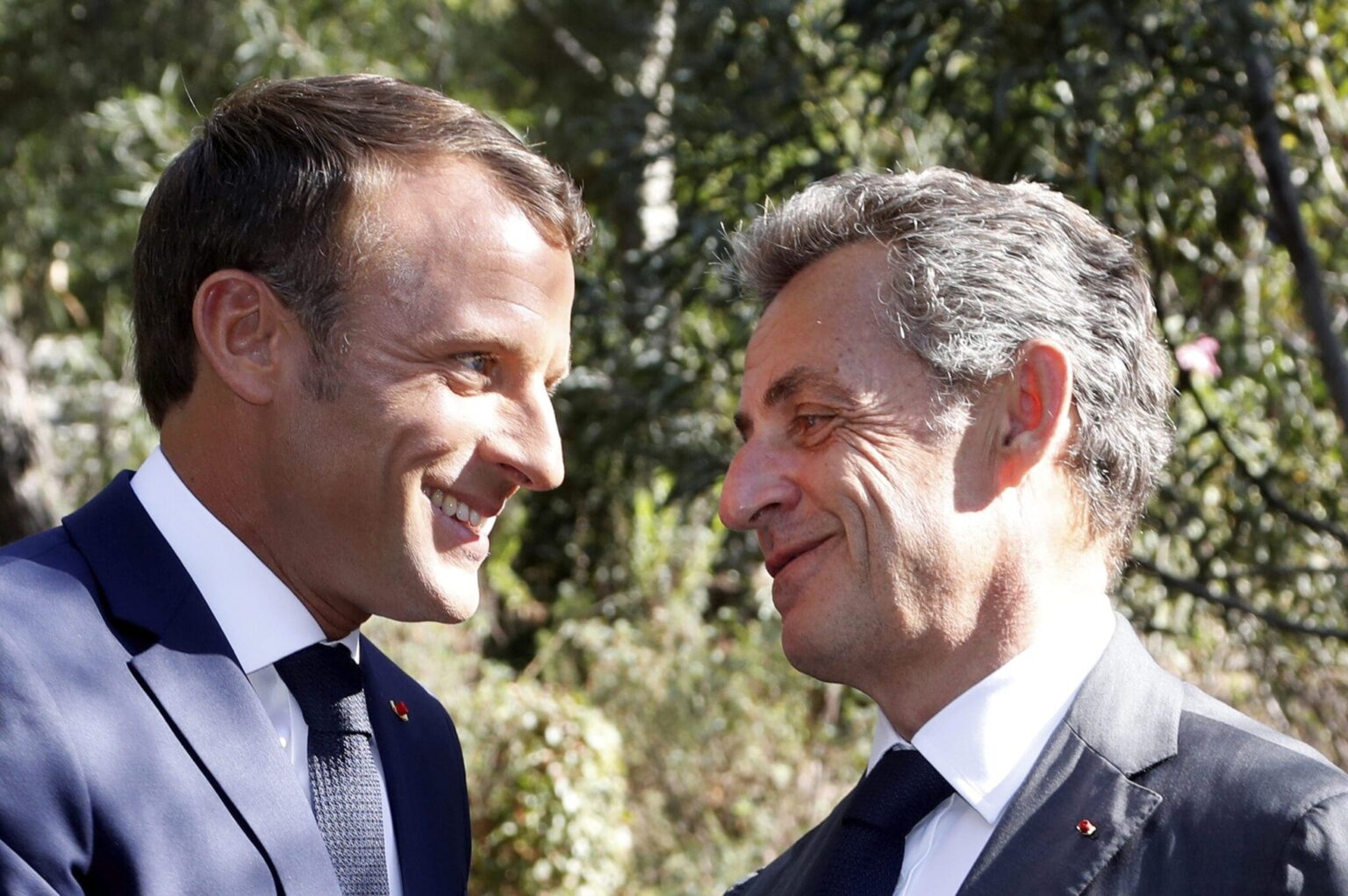 Nicolas Sarkozy reçu par Emmanuel Macron avant son incarcération prévue ce mardi à 10h. (AP)