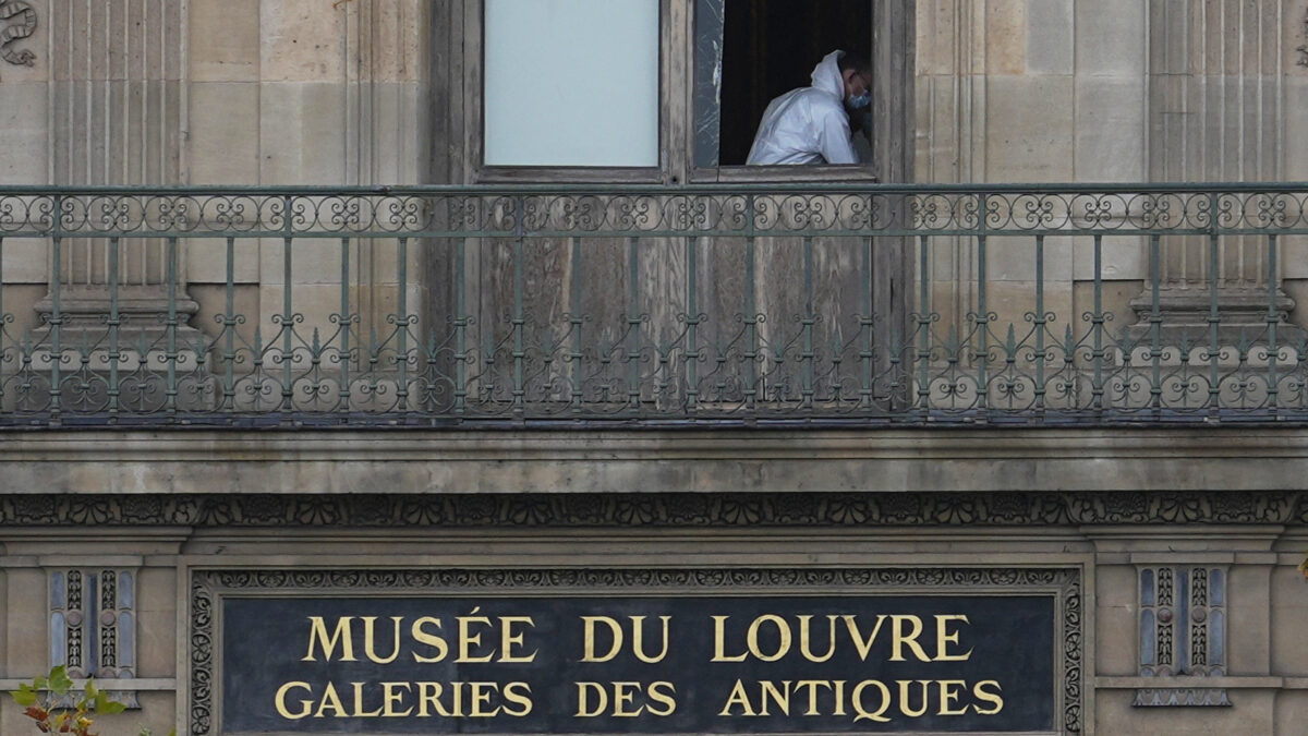 Vol au Louvre : une société israélienne impliquée dans l’enquête ? Selon elle, un agent de sécurité du musée serait complice du braquage. (AP)
