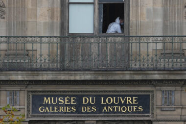 Vol au Louvre : une société israélienne impliquée dans l’enquête ? Selon elle, un agent de sécurité du musée serait complice du braquage