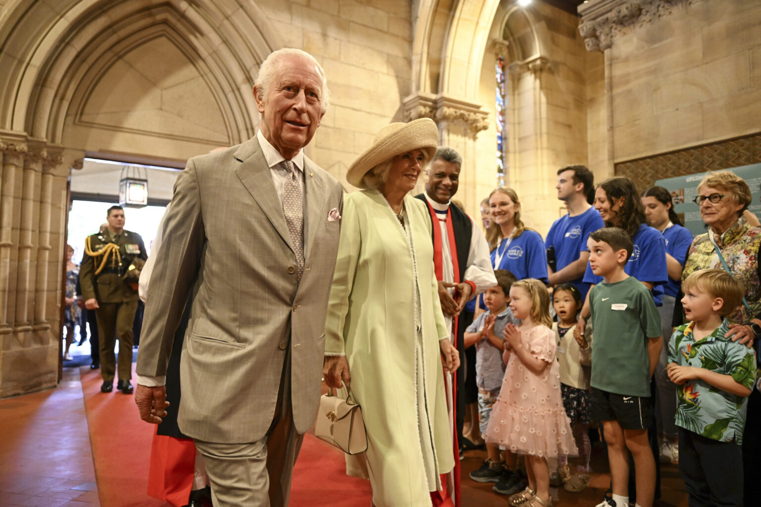 Une première depuis cinq siècles dans la monarchie anglaise: Charles III va prier publiquement avec le pape. (AP/Dean Lewins)