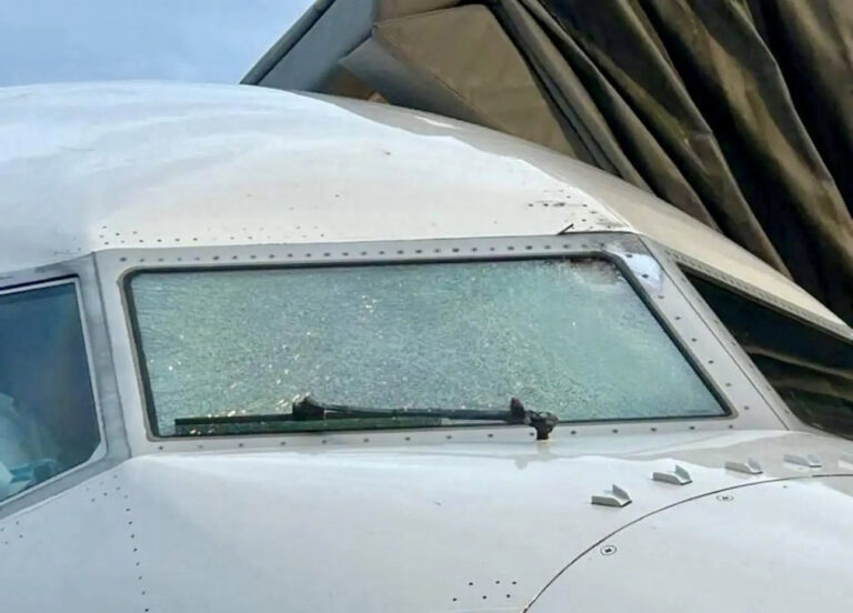 Frayeur en plein ciel pour 134 passagers ! Un vol United Airlines contraint à un atterrissage d’urgence après un impact