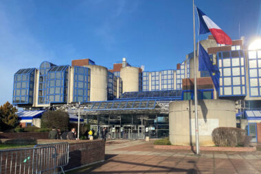Une femme accuse deux policiers de viol pendant sa garde à vue à Bobigny. Les accusés reconnaissent une relation et sont suspendus