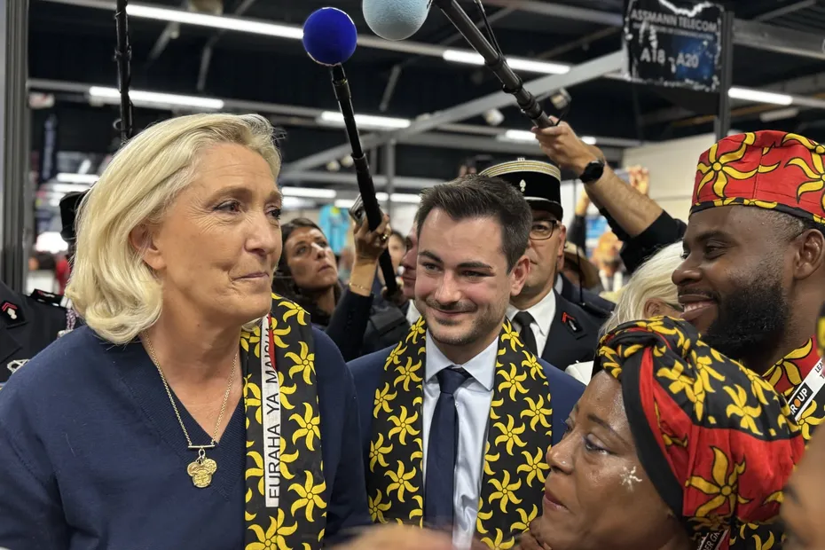 Marine Le Pen en visite au congrès national des pompiers : halte remarquée au stand de Mayotte