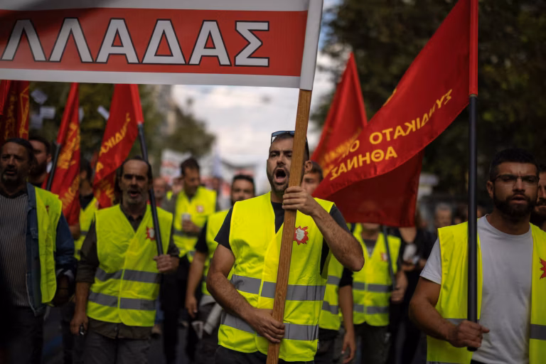 Grèce : grève générale contre la réforme du temps de travail, trains et ferries paralysés (AP) .jpg