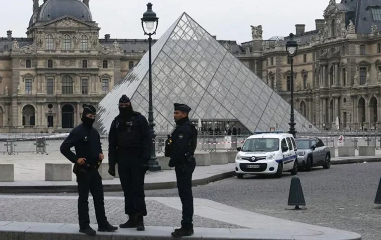 Deux suspects du vol du Louvre arrêtés, l’un en partance pour l’Algérie, l’autre pour le Mali : la procureure dénonce les fuites