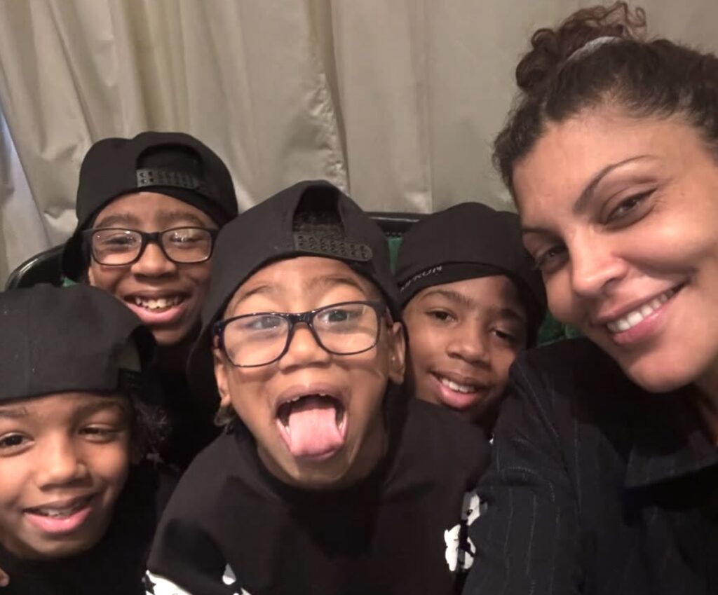 Nawell MadNawell Madani enterre la hache de gueNawell Madani enterre la hache de guerre : le selfie de la réconciliation avec l'enfant de 6 ans