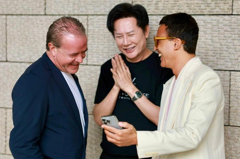 Miss Univers : Raul Rocha, président du concours, et Nawat Itsaragrisil se réconcilient grâce à Omar Harfouch, membre du jury. (Daniel Topic)