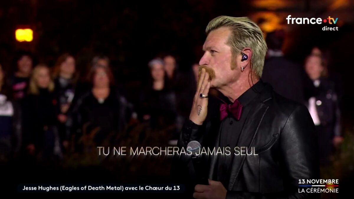 VIDÉO - Jesse Hughes, des Eagles of Death Metal, chante avec des survivants et familles de victimes des attentats du 13 novembre. (France TV)