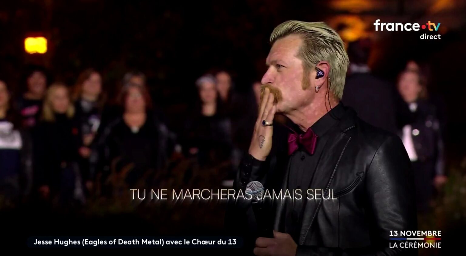 VIDÉO - Jesse Hughes, des Eagles of Death Metal, chante avec des survivants et familles de victimes des attentats du 13 novembre. (France TV)
