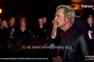 VIDÉO - Jesse Hughes, des Eagles of Death Metal, chante avec des survivants et familles de victimes des attentats du 13 novembre