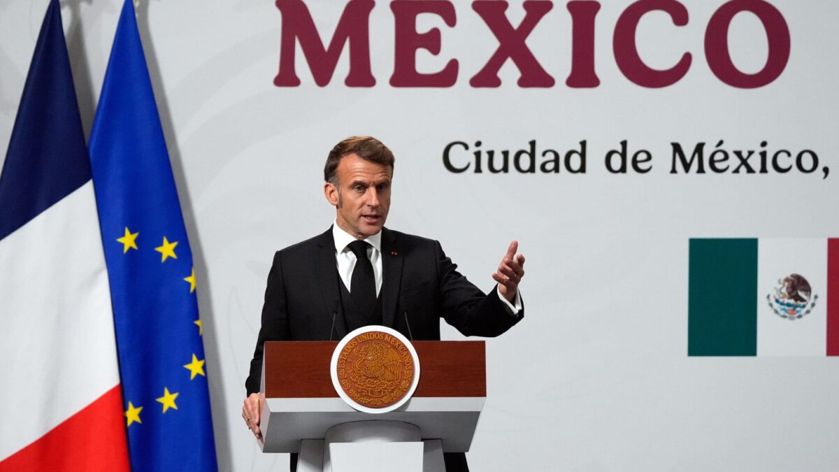 Emmanuel Macron depuis le Mexique: "Les bijoux du Louvre seront retrouvés." (AP)