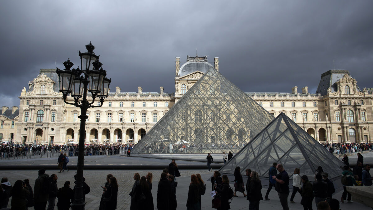 Vol du Louvre - La Cour des comptes publie un rapport accablant et des choix très contestables. (AP)