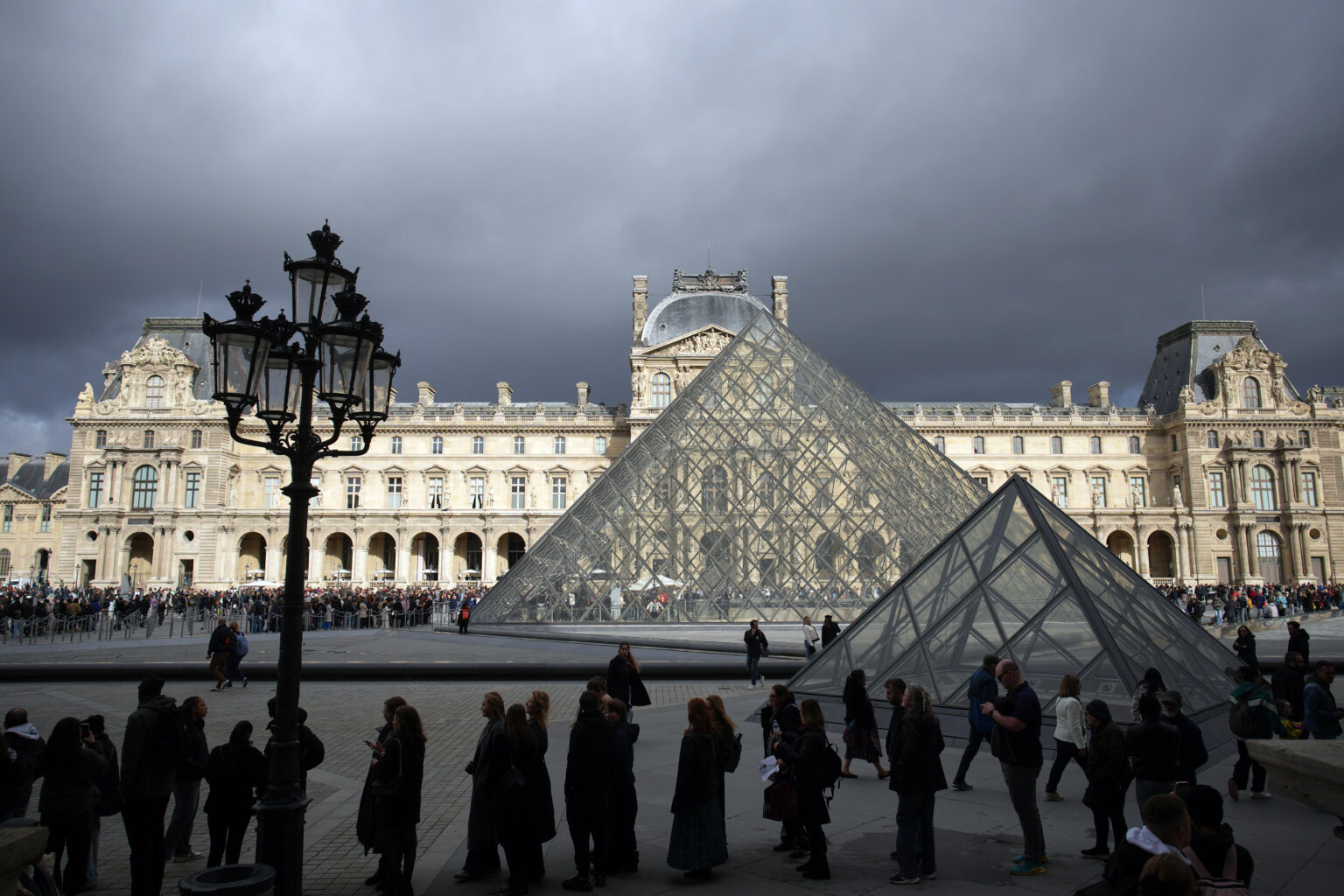 Vol du Louvre - La Cour des comptes publie un rapport accablant et des choix très contestables. (AP)