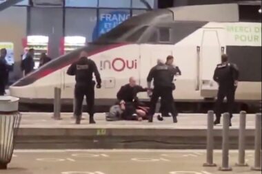 VIDÉO - Gare Montparnasse : un homme armé d'un couteau neutralisé par la police
