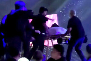 Chute de Miss Jamaïque à Miss Univers: une nouvelle vidéo montre l'impressionnante rapidité des secours, emmenés par Nawat Itsaragrisil. La jeune femme va bien. (DR)