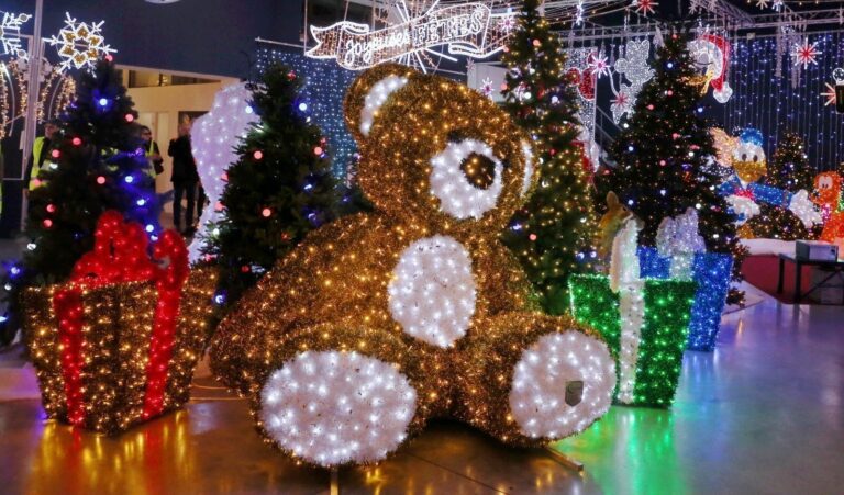 À Apt, l’entreprise Blachère fabrique les illuminations de Noël des Champs-Élysées