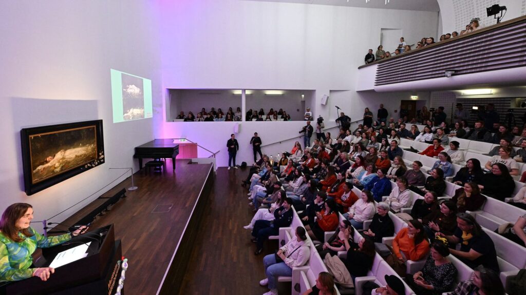 À Wiesbaden, les fans de Taylor Swift chantent devant le tableau qui aurait inspiré The Fate of Ophelia
