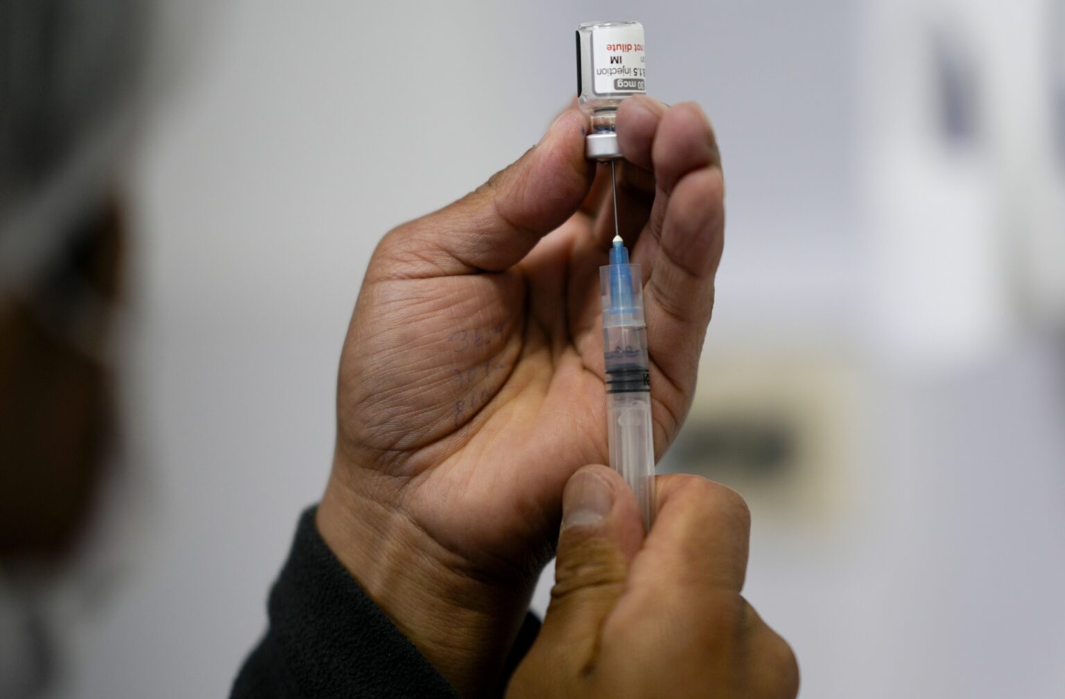 États-Unis : un mémo interne de la FDA évoque pour la première fois dix décès d’enfants liés au vaccin contre le Covid-19. (AP)