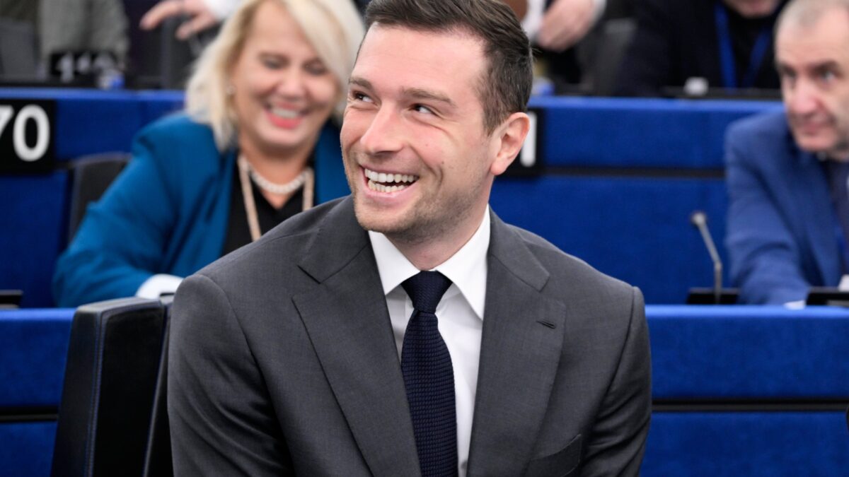 Sondage choc ! Présidentielle 2027 : Jordan Bardella donné favori dans toutes les simulations du second tour. (AP)