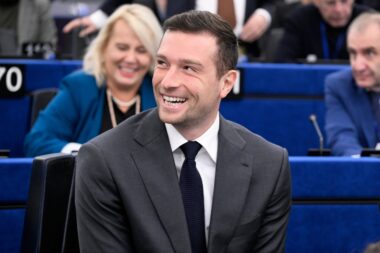 Sondage choc ! Présidentielle 2027 : Jordan Bardella donné favori dans toutes les simulations du second tour. (AP)