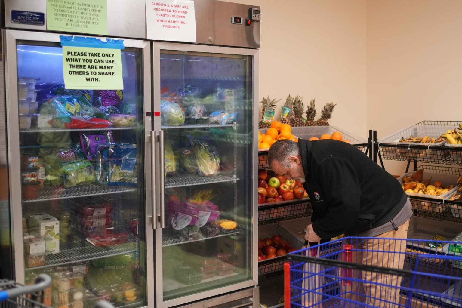 Privés de leurs aides SNAP, des Américains font la queue pendant des heures pour se nourrir(AP Photo/Lindsey Wasson)