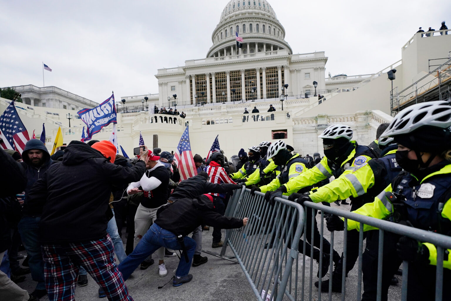 Trump accorde deux nouveaux pardons liés à l'assaut du Capitole , relançant la polémique sur son usage du pouvoir présidentiel (AP Photo/Julio Cortez, File)