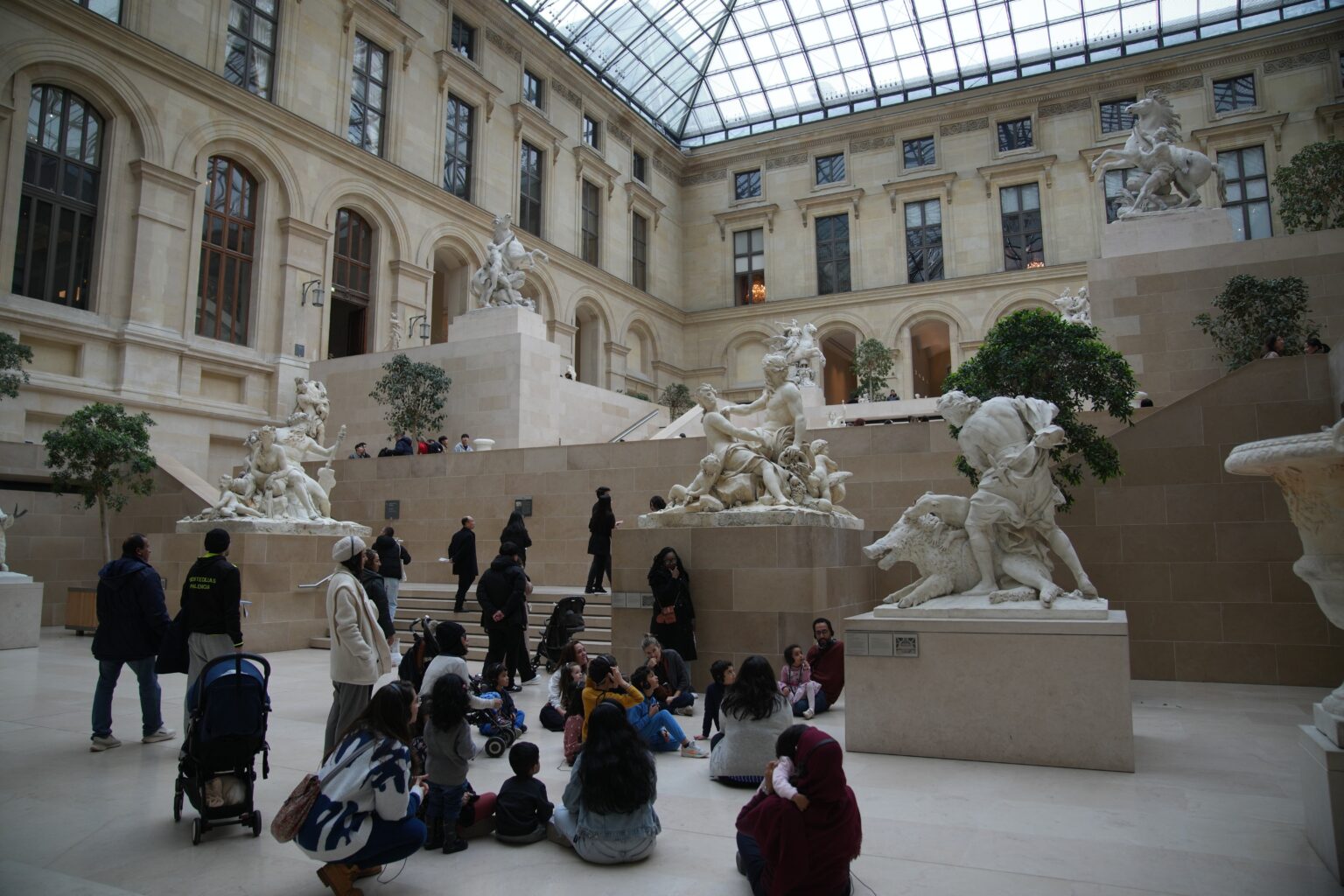 Une étonnante discrimination ! Le Louvre augmente de 45 % son prix d’entrée, mais uniquement pour les visiteurs hors Europe. (AP)