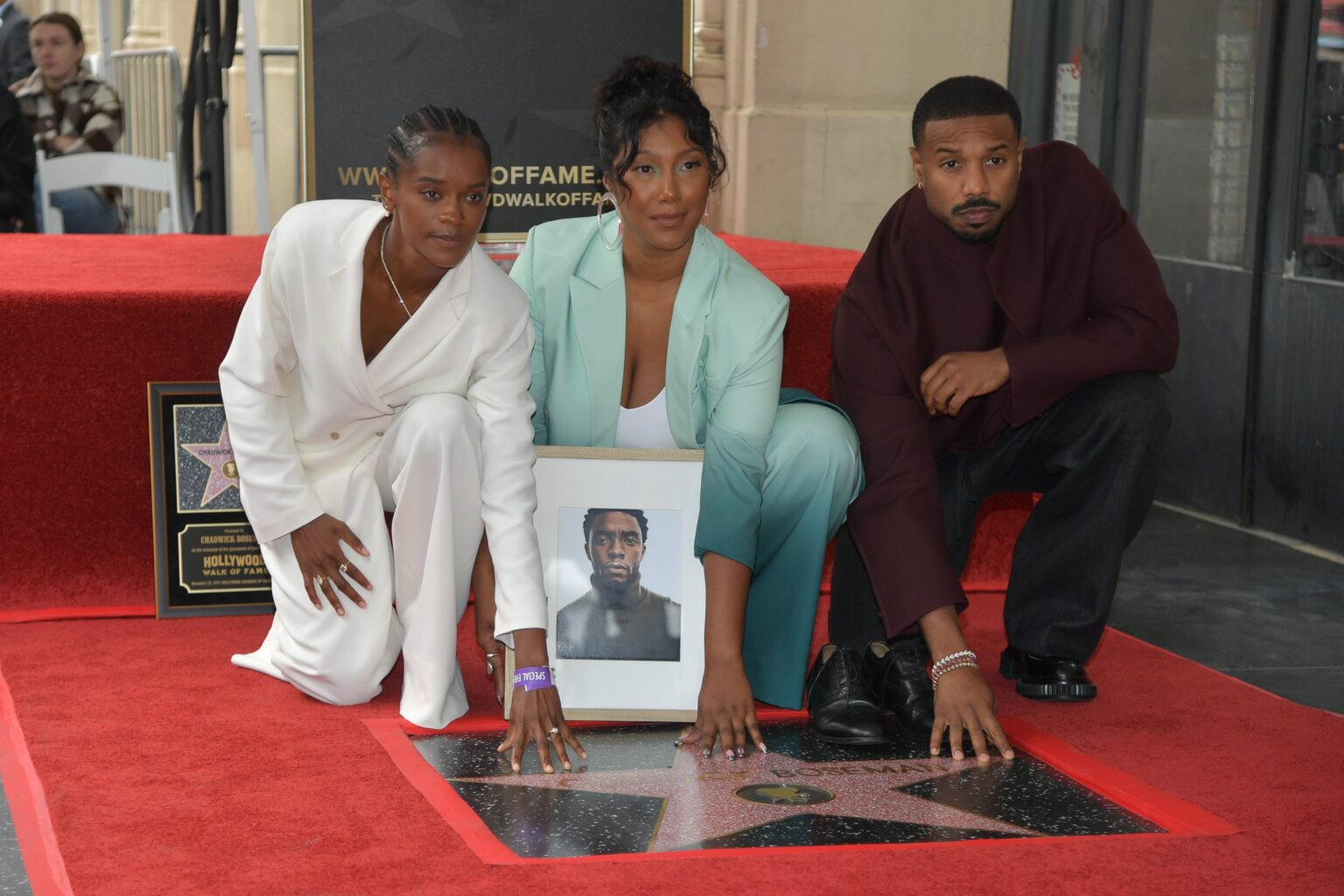 Chadwick Boseman, héros de Black Panther mort à 43 ans, reçoit une étoile posthume sur le Hollywood Walk of Fame. (AP)