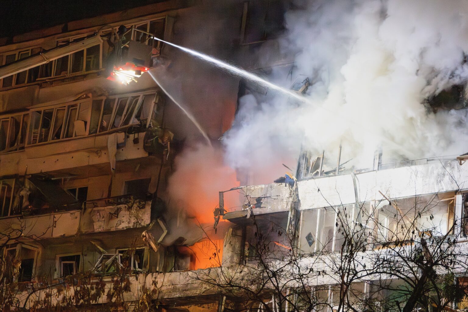 Vague d’attaques russes en Ukraine : au moins six morts. (AP)