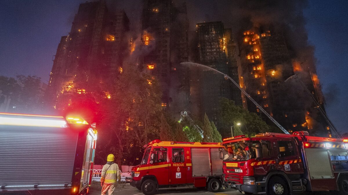 VIDÉO - Incendie meurtrier à Hong Kong: au moins 36 morts et des centaines de disparus. (AP)