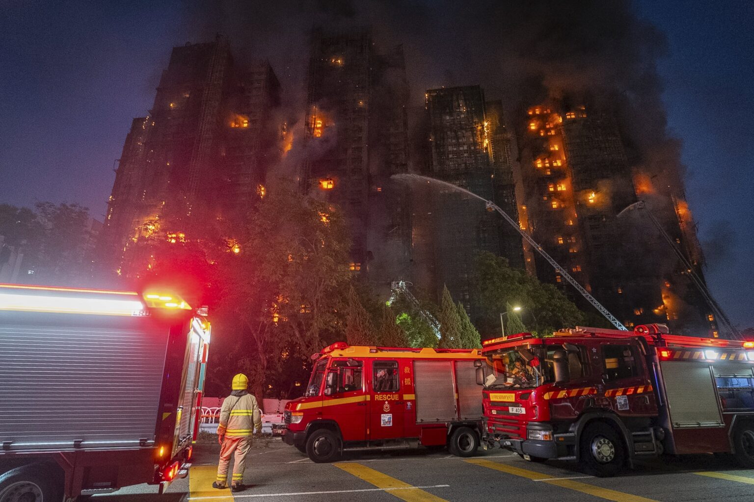 VIDÉO - Incendie meurtrier à Hong Kong: au moins 36 morts et des centaines de disparus. (AP)