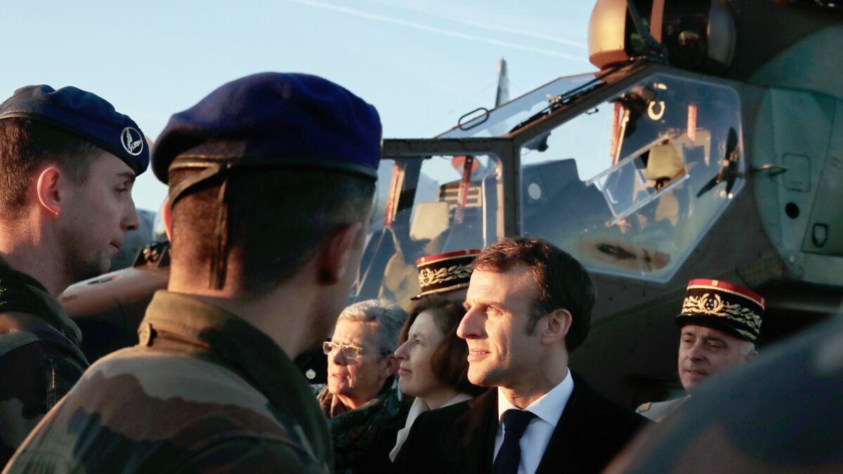 Emmanuel Macron s’apprête à officialiser un nouveau service militaire volontaire de 10 mois. (AP)