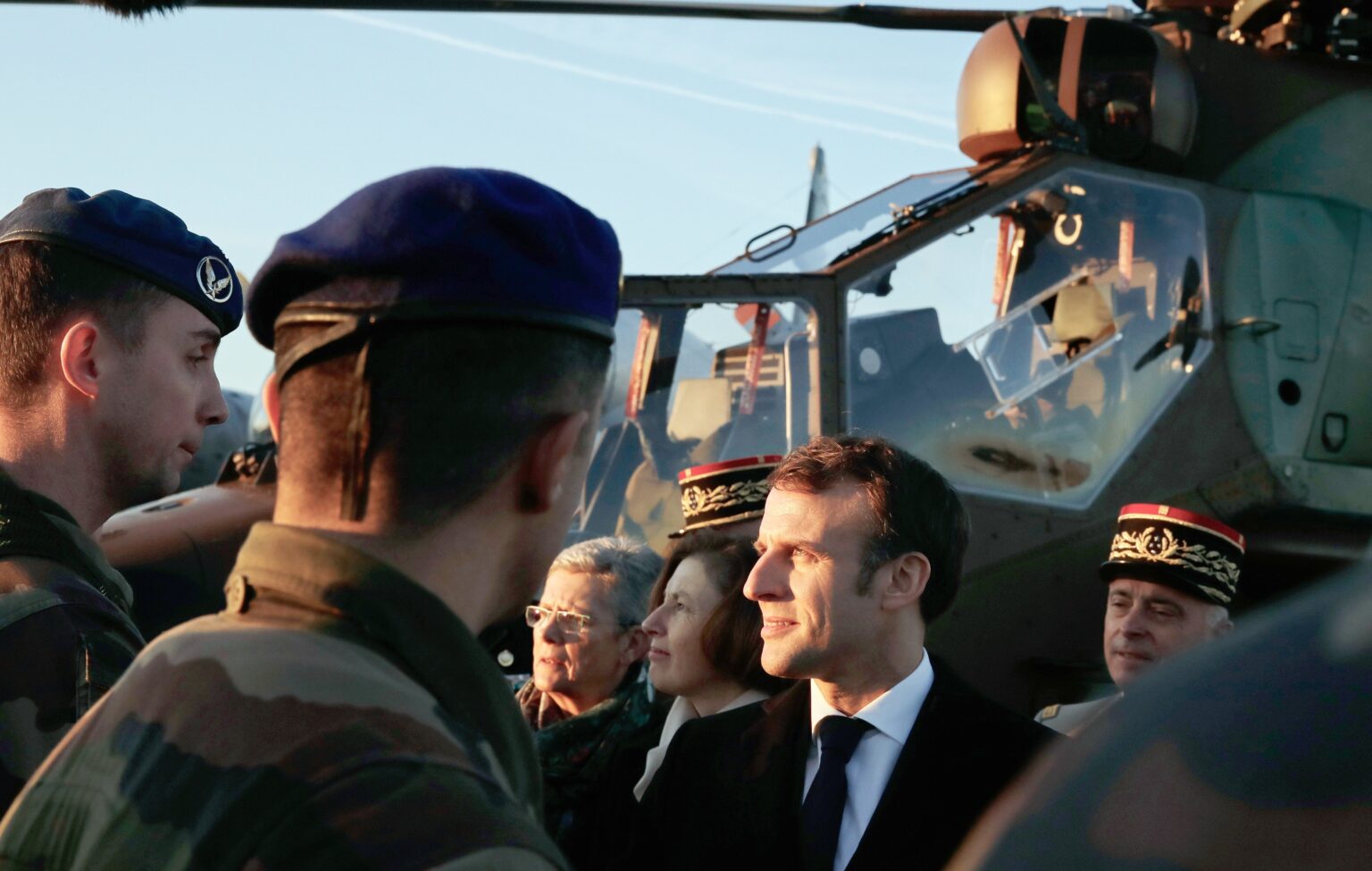 Emmanuel Macron s’apprête à officialiser un nouveau service militaire volontaire de 10 mois. (AP)