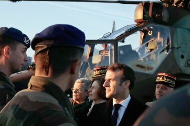 Emmanuel Macron s’apprête à officialiser un nouveau service militaire volontaire de 10 mois. (AP)