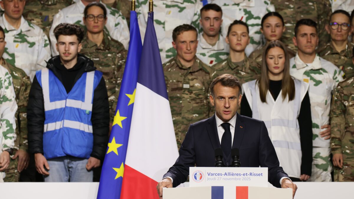 C'est fait ! Emmanuel Macron officialise un nouveau service national militaire volontaire dès l’été prochain. (AP)