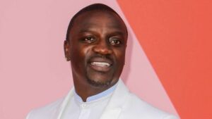 Akon derrière les barreaux : l'incroyable déconvenue du chanteur et son Cybertruck en panne