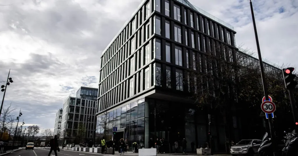 Alerte à la bombe au siège de RMC et BFMTV à Paris : les locaux évacués, l’antenne coupée