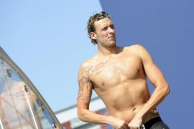 Amaury Leveaux dans la tourmente : l'ex-champion olympique visé par une plainte pour escroquerie à la cryptomonnaie